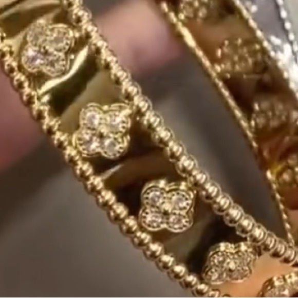 Gold bangle - Picture 2 of 3